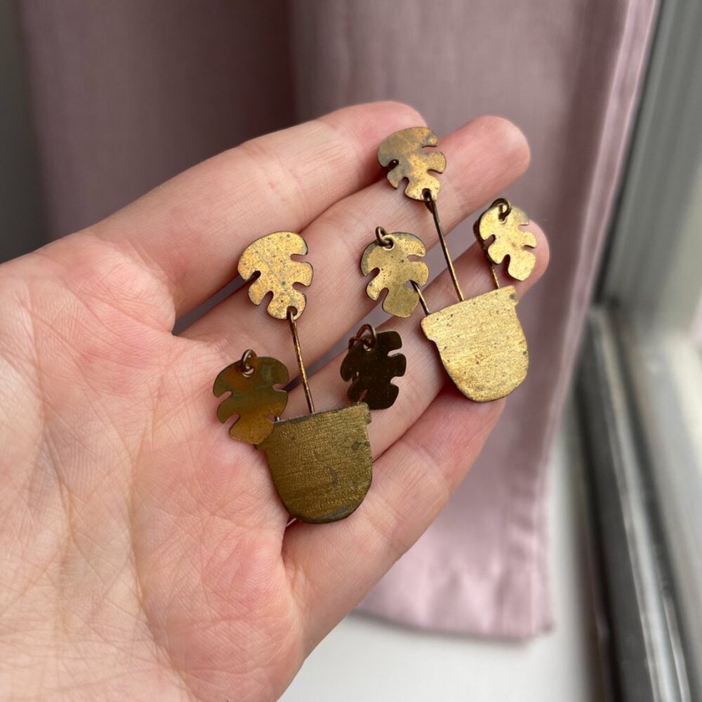 mackbecks brass dangly monstera stud earrings